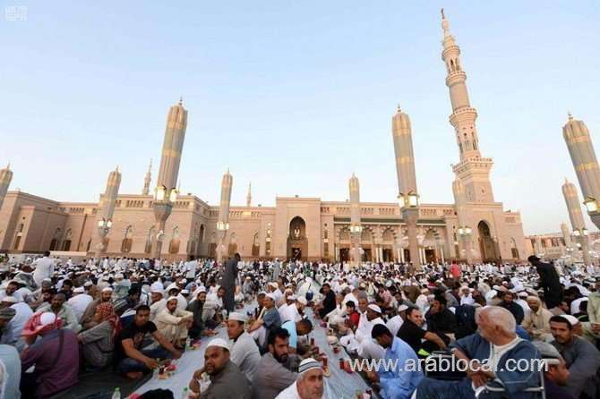residents-of-madinah-using-the-muslim-holy-month-of-ramadan-saudi