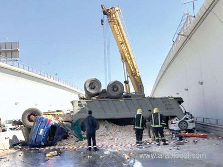 sandloaded-truck-falls-from-riyadh-bridge-into-tunnel-saudi