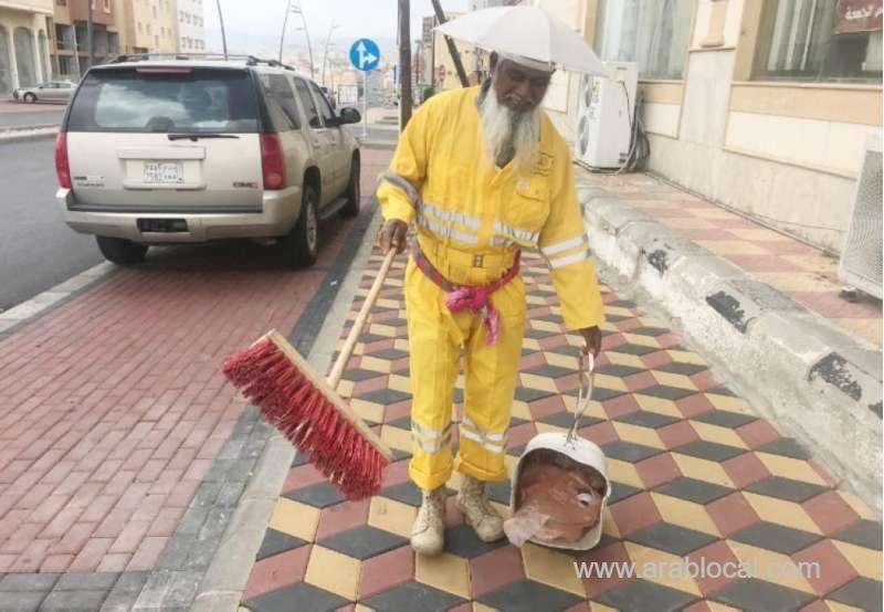 an-indian-street-cleaner-picking-up-litter-from-streets-of-abha-for-past-30-years-saudi