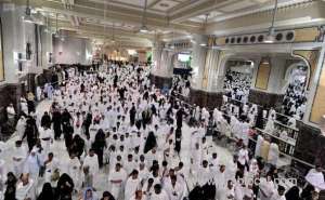 worshippers,-throng-the-grand-mosque-in-makkah-for-friday-prayer_UAE