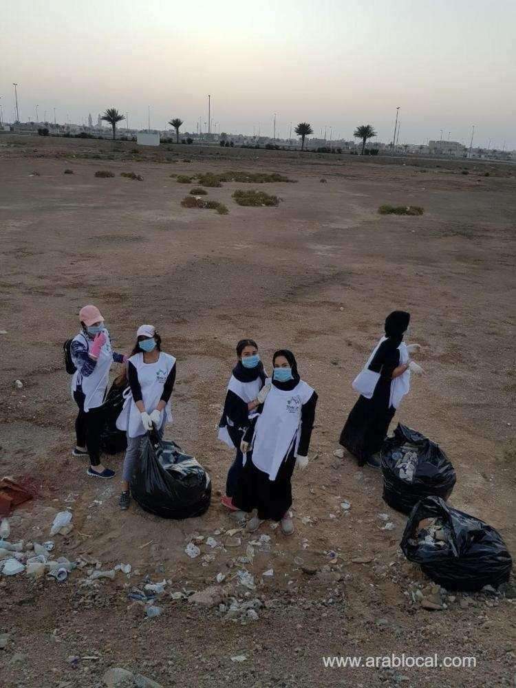 young-volunteers-team-up-to-clean-up-jeddah-districts-saudi