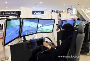 woman-tries-a-driving-simulator-installed-at-a-mall-in-madinah-_UAE