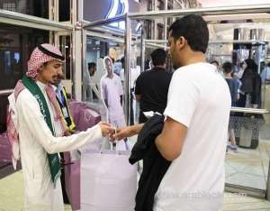 saudi-arabia-gives-football-fans-heading-to-russia-2018-gift-packs-as-they-board_UAE