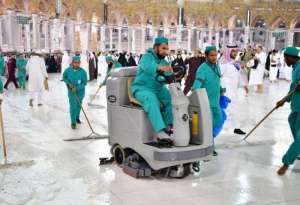 ccsa-sets-record-time-in-cleaning-mataf-at-the-grand-mosque-on-27th-night_UAE