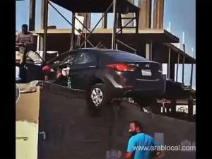 in-jeddah-a-speeding-car-crashes-into-a-house-after-losing-control_UAE