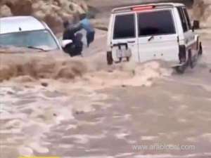 heroic-act-two-young-men-rescue-family-from-floodwaters-in-jazan-region-saudi-arabia_saudi