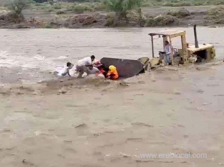saudi-hero-saves-four-from-bisha-floods-dramatic-rescue-caught-on-video-saudi
