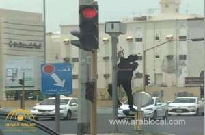 man-smashes-traffic-camera-in-broad-daylight_UAE