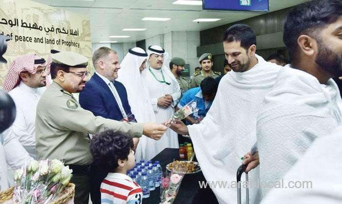 pilgrims-greeted-with-flowers,-sweets-and-health-advice-saudi
