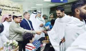 pilgrims-greeted-with-flowers,-sweets-and-health-advice_UAE
