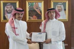 saudi-minister-handed-over-the-3rd-cinema-operation-license-to-al-rashed-united-group_UAE