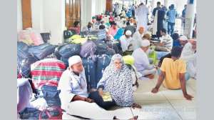 606-bangladeshi-hajj-aspirants-could-not-fly-to-saudi-arabia_UAE