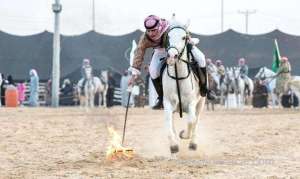 dramatic-equestrian-skills-wow-abqaiq-safari-festival-visitors_UAE