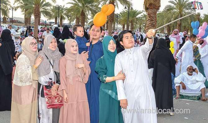 blend-of-colors-and-cultures-as-pilgrims-mark-eid-in-makkah-saudi