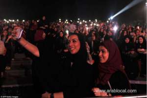 saudi-women-enjoy-pop-concert-with-plenty-of-selfies,-smiles-and-songs-,-but-they-are-banned-from-dancing-or-swaying-inappropriately_saudi