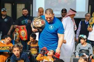 ahead-of-clash-on-the-dunes-ruiz-jr-joshua-in-spiritual-spar_UAE