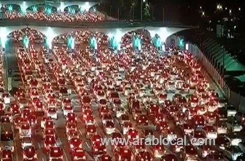 huge-traffic-flow-on-king-fahd-causeway-saudi