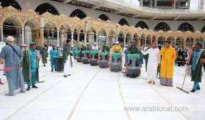 two-holy-mosques-carries-out-washing-and-sterilizing-the-floors-four-times-a-day_saudi