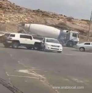 video--an-exciting-chase-and-a-collision-between-two-vehicles-in-one-of-rafidah-which-turns-into-a-fight-and-a-clash-of-hands_UAE