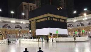 kaaba-kiswah-raised-up-from-the-ground-marking-the-beginning-of-historical-hajj_saudi