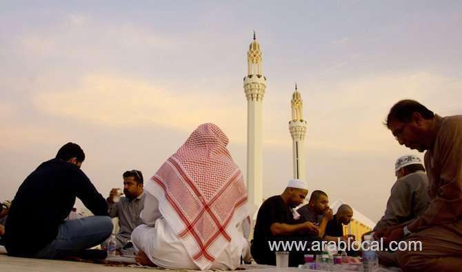hundreds-throng-mosques-in-ksa-for-free-iftar-meal-saudi