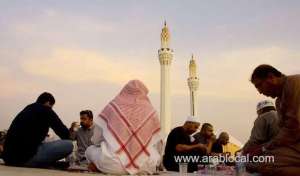 hundreds-throng-mosques-in-ksa-for-free-iftar-meal_UAE