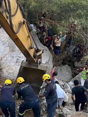 the-civil-defense-extracts-the-bodies-of-the-four-young-men-whose-vehicle-fell-on-a-mountain-slope-in-alardah-_UAE