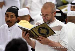 worshipers-at-the-prophet’s-mosque-are-engrossed-in-reading-the-quran-_UAE