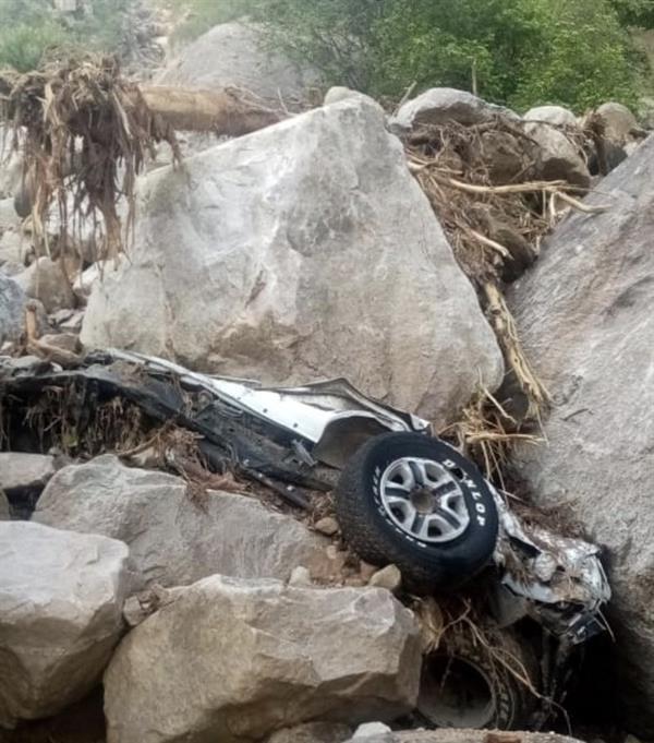 The “Civil Defense” extracts the bodies of the four young men whose vehicle fell on a mountain slope in al-Ardah 